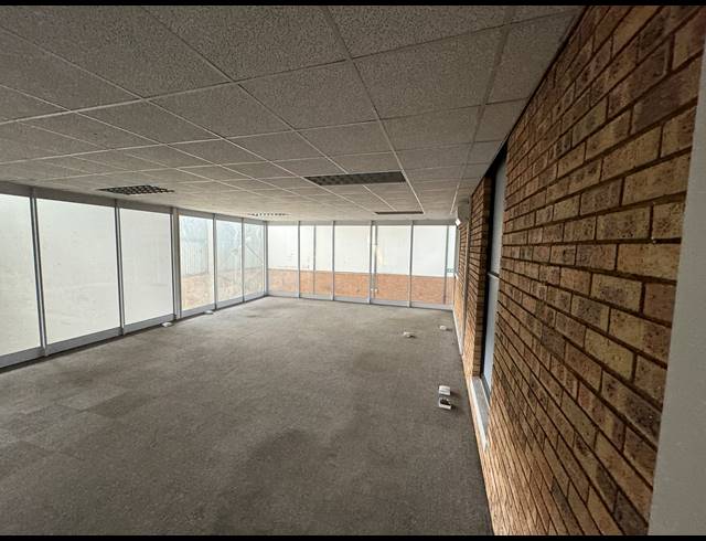 1,350M² WAREHOUSE TO LET IN JET PARK